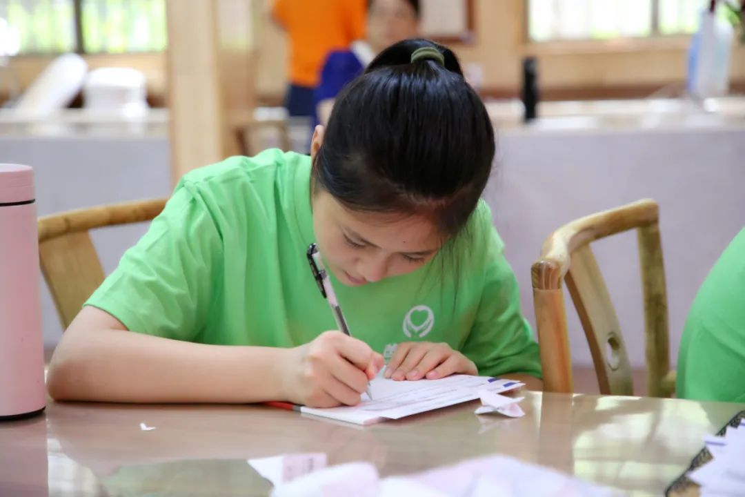 我們是父母實現(xiàn)心愿、寄托希望的神燈嗎?