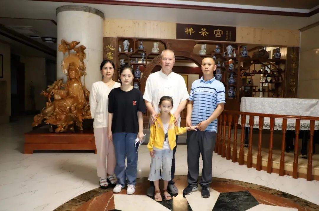 我們是父母實現(xiàn)心愿、寄托希望的神燈嗎?